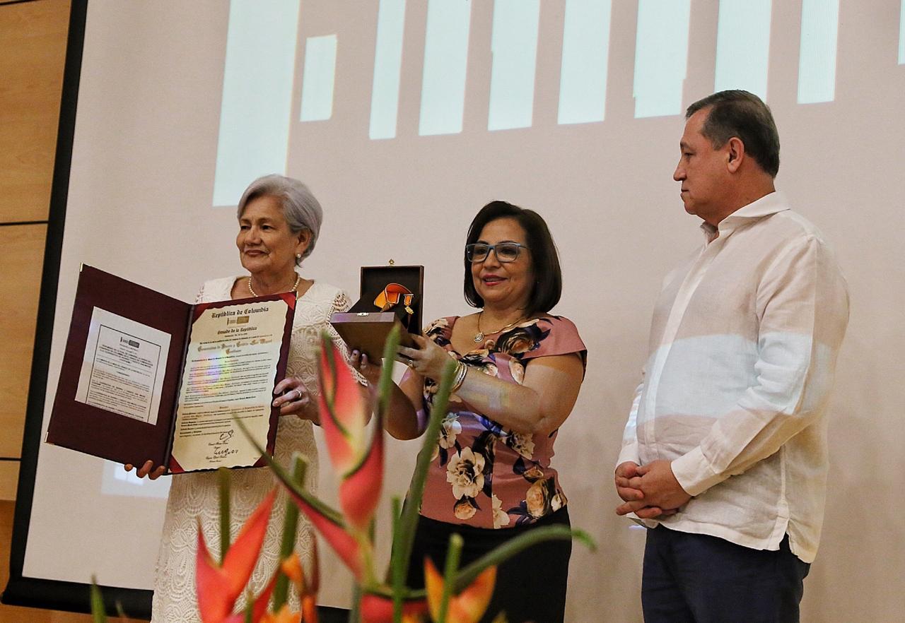 Condecoración en grado de Comendador a Coofisam Cooperativa de Ahorro y Crédito de Garzón.